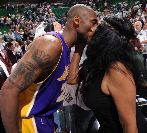 Kobe Bryant exchanges kisses with his mother Pam Bryant