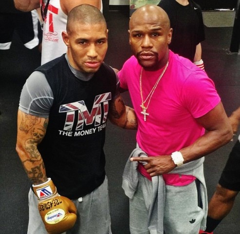 2D95D7F800000578-0-Enlgish_boxer_Ashley_Theophane_poses_with_Floyd_Mayweather_whose-a-16_1445334428768 ASH and FLOYD